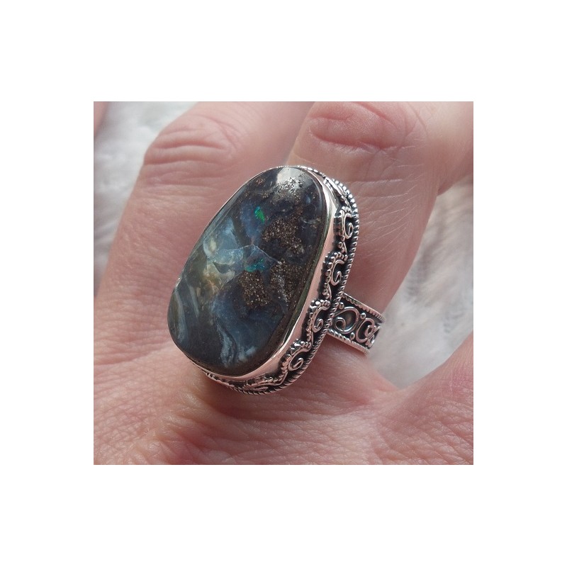 Zilveren ring met Boulder Opaal gezet in bewerkte setting 18 mm