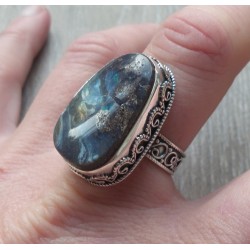 Zilveren ring met Boulder Opaal gezet in bewerkte setting 18 mm