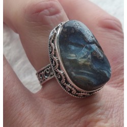 Zilveren ring met Boulder Opaal gezet in bewerkte setting 18 mm