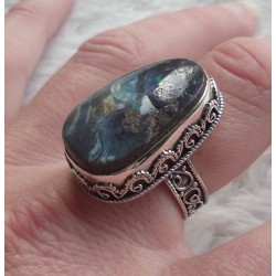 Zilveren ring met Boulder Opaal gezet in bewerkte setting 18 mm