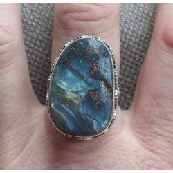 Zilveren ring met Boulder Opaal gezet in bewerkte setting 18 mm