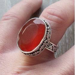 Zilveren ring met facet Carneool in bewerkte setting 17 mm