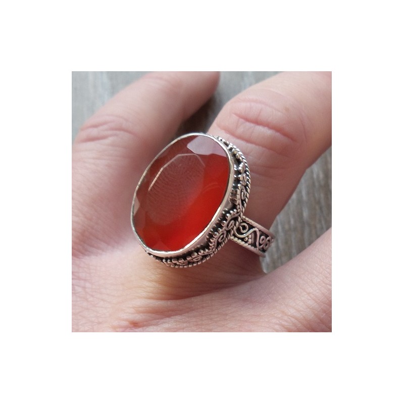 Zilveren ring met facet Carneool in bewerkte setting 17 mm
