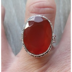 Zilveren ring met facet Carneool in bewerkte setting 17 mm