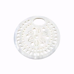 Hanger set met ronde witte uitgesneden schelp