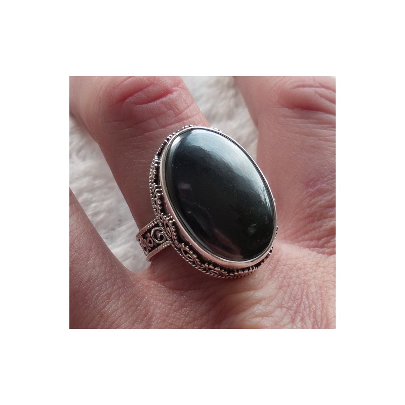 Zilveren ring gezet met Hematiet en bewerkte setting 18.5 mm