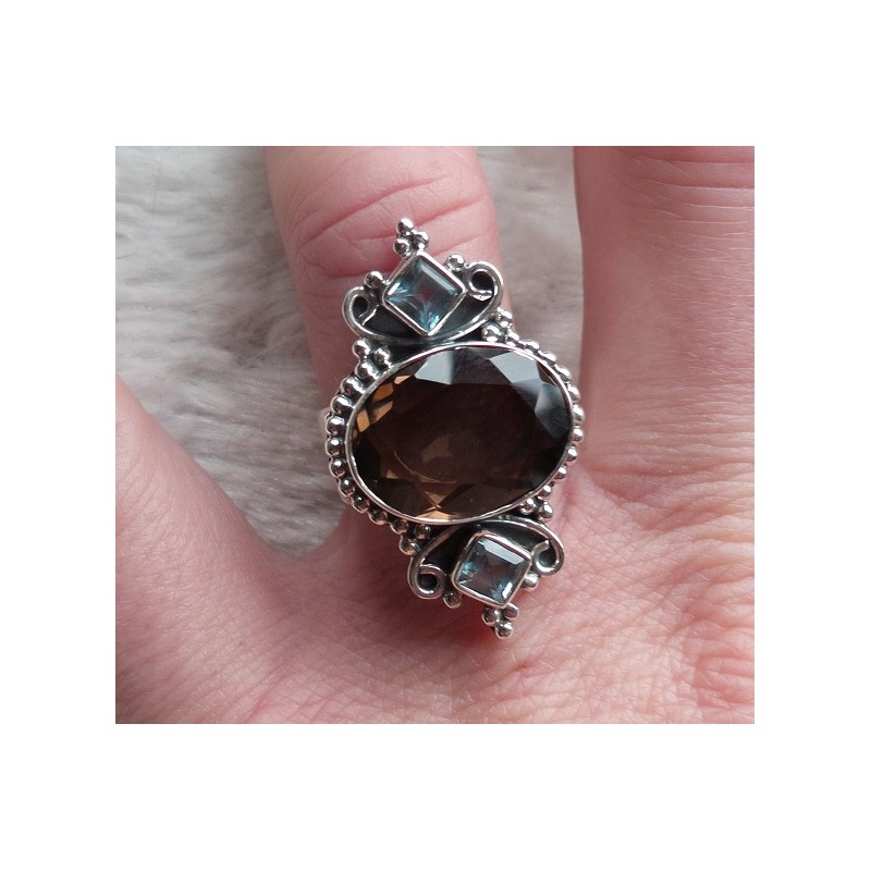 Zilveren ring gezet met Smokey Topaas en blauw Topaas