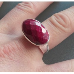 Zilveren ring gezet met facet ovale Robijn 18.5 mm