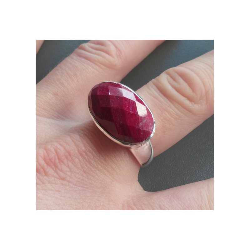 Zilveren ring gezet met facet ovale Robijn 18.5 mm