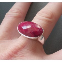 Zilveren ring gezet met facet ovale Robijn 18.5 mm