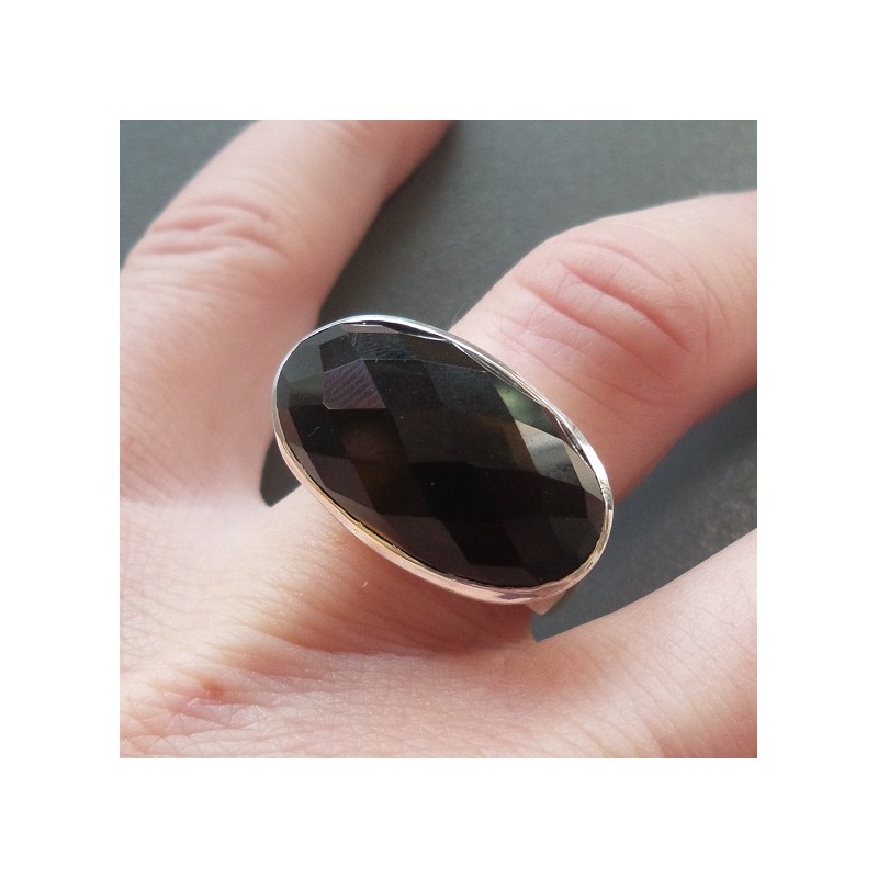 Zilveren ring gezet met ovale facet zwarte Onyx 18
