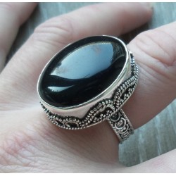 Zilveren ring cabochon Onyx gezet in bewerkte setting 18 mm