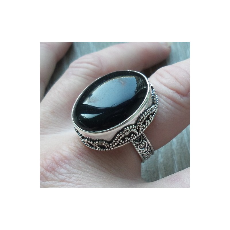 Zilveren ring cabochon Onyx gezet in bewerkte setting 18 mm
