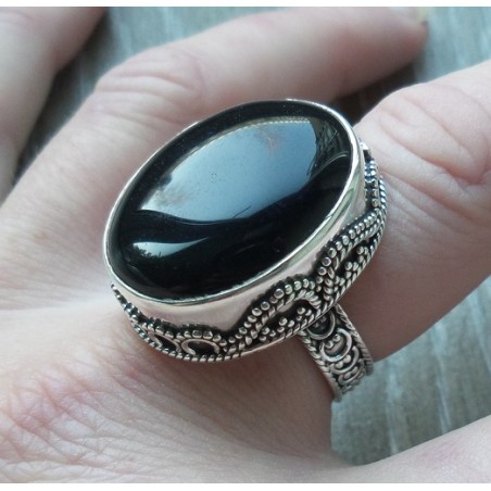 Zilveren ring cabochon Onyx gezet in bewerkte setting 18 mm