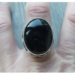 Zilveren ring cabochon Onyx gezet in bewerkte setting 18 mm