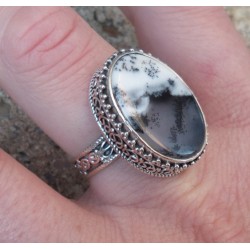 Zilveren ring ovale Dendriet Opaal gezet in bewerkte setting 18