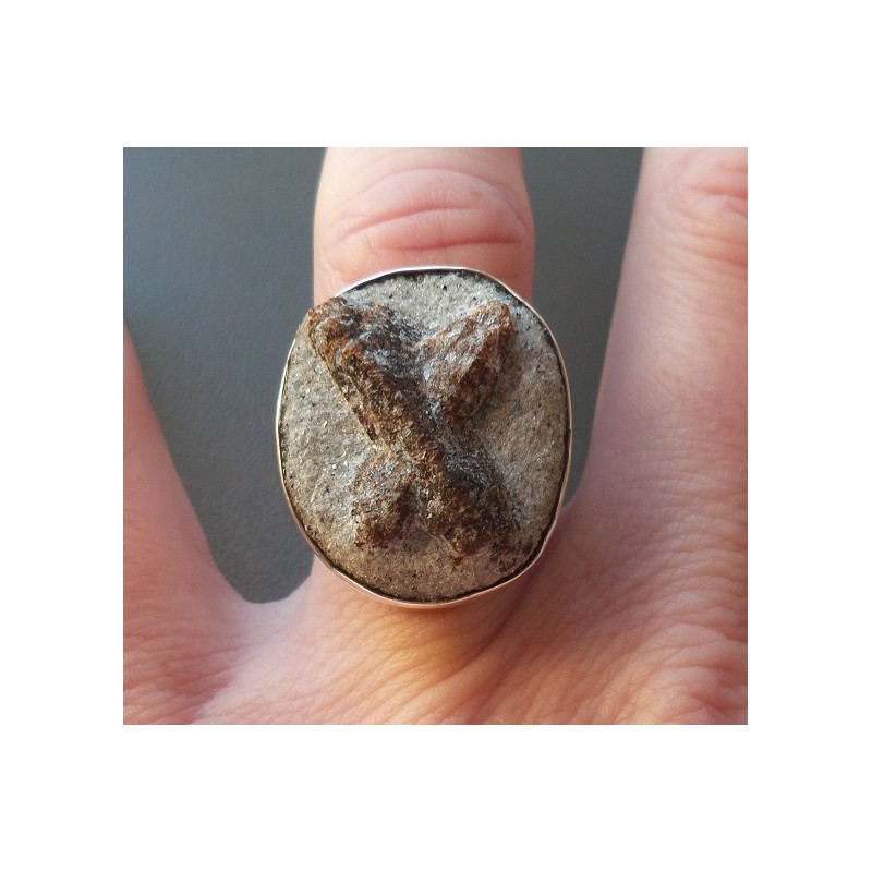 Zilveren ring gezet met Stauroliet (Elfenkruis) 17 mm