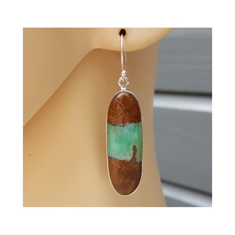 Zilveren lange oorbellen gezet met ovale Boulder Chrysopraas