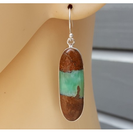 Zilveren lange oorbellen gezet met ovale Boulder Chrysopraas