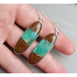 Zilveren lange oorbellen gezet met ovale Boulder Chrysopraas