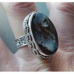 Zilveren ring met Boulder Opaal in bewerkte setting 18 mm