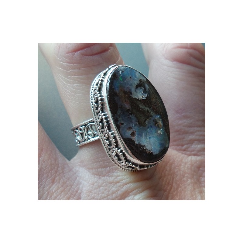Zilveren ring met Boulder Opaal in bewerkte setting 18 mm