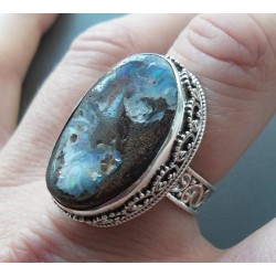 Zilveren ring met Boulder Opaal in bewerkte setting 18 mm