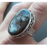 Zilveren ring met Boulder Opaal in bewerkte setting 18 mm