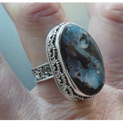 Zilveren ring met Boulder Opaal in bewerkte setting 18 mm