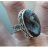 Zilveren ring met Boulder Opaal in bewerkte setting 18 mm