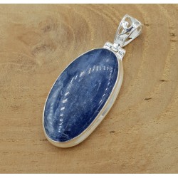 Zilveren hanger gezet met cabochon Kyaniet
