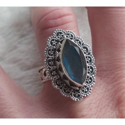 Zilveren ring marquise facet Labradoriet bewerkte kop en band 18