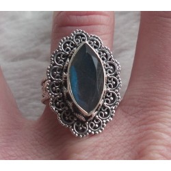 Zilveren ring marquise facet Labradoriet bewerkte kop en band 18