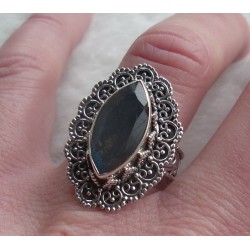 Zilveren ring marquise facet Labradoriet bewerkte kop en band 18