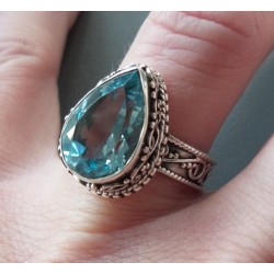 Zilveren ring druppelvorm blauw Topaas bewerkte setting 17.3 mm