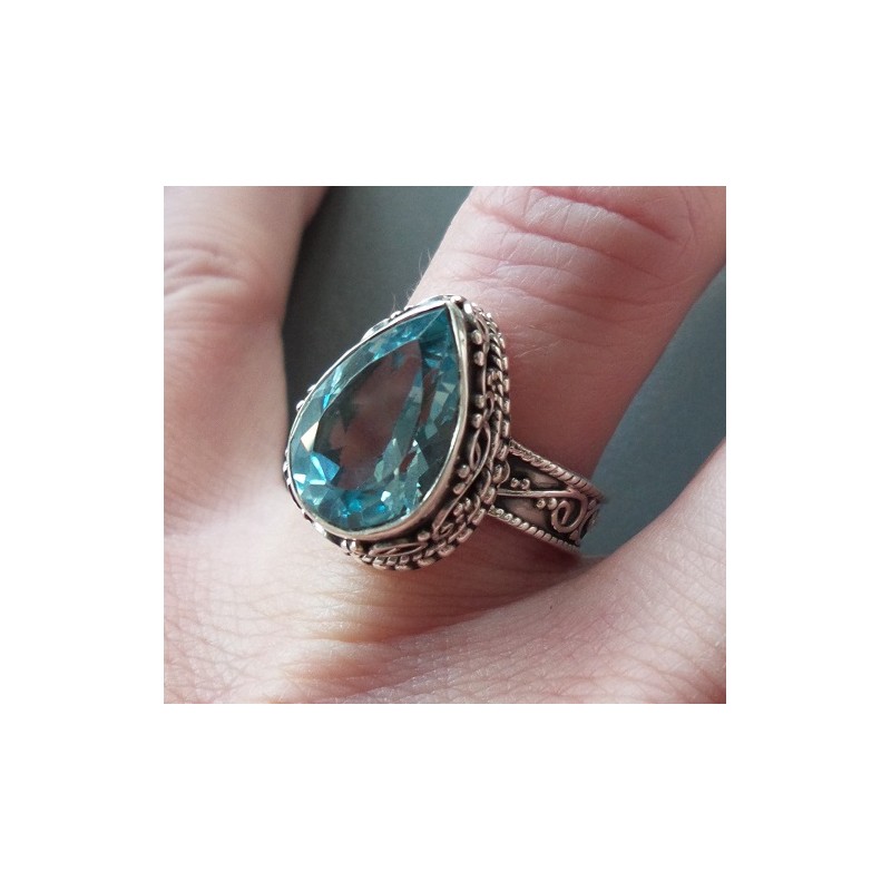 Zilveren ring druppelvorm blauw Topaas bewerkte setting 17.3 mm