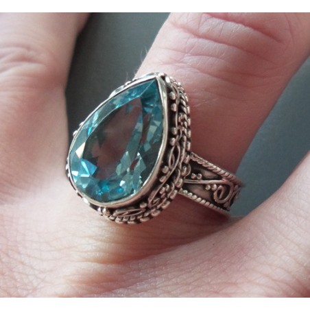 Zilveren ring druppelvorm blauw Topaas bewerkte setting 17.3 mm