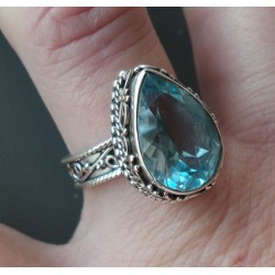 Zilveren ring druppelvorm blauw Topaas bewerkte setting 17.3 mm
