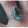 Zilveren ring druppelvorm blauw Topaas bewerkte setting 17.3 mm