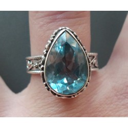 Zilveren ring druppelvorm blauw Topaas bewerkte setting 17.3 mm