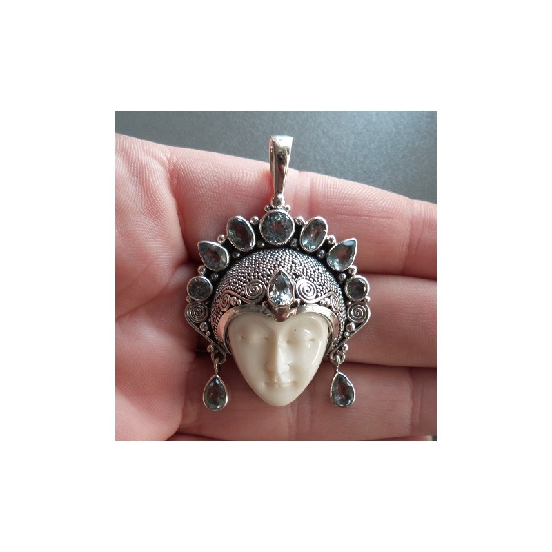 Zilveren hanger met gezicht en gezet met blauwe Topazen