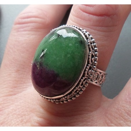 Zilveren ring met Robijn in Zoisiet in bewerkte setting 19.3 mm