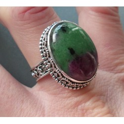 Zilveren ring met Robijn in Zoisiet in bewerkte setting 19.3 mm