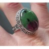 Zilveren ring met Robijn in Zoisiet in bewerkte setting 19.3 mm