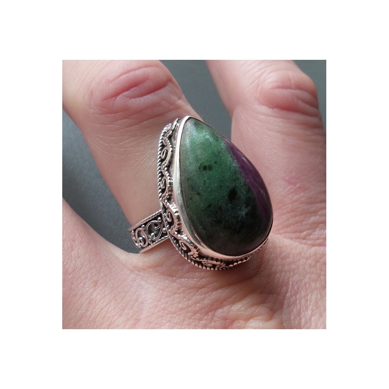 Zilveren ring met Robijn in Zoisiet in bewerkte setting 18.5 mm