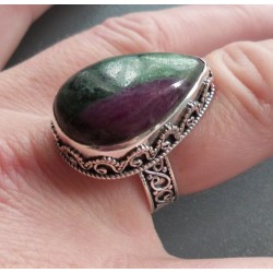 Zilveren ring met Robijn in Zoisiet in bewerkte setting 18.5 mm