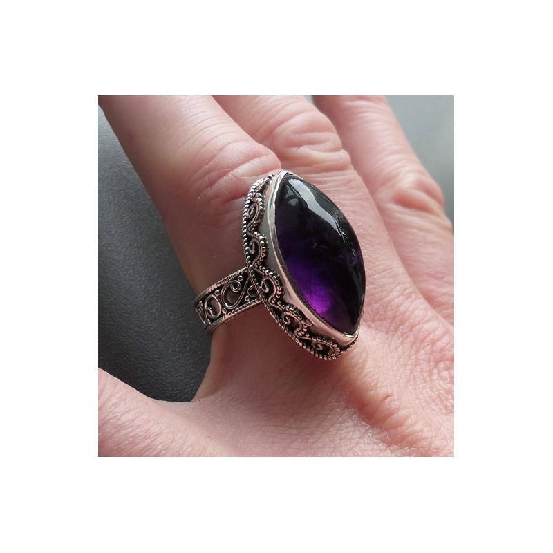 Zilveren ring met marquise Amethist in bewerkte setting 17.5 mm