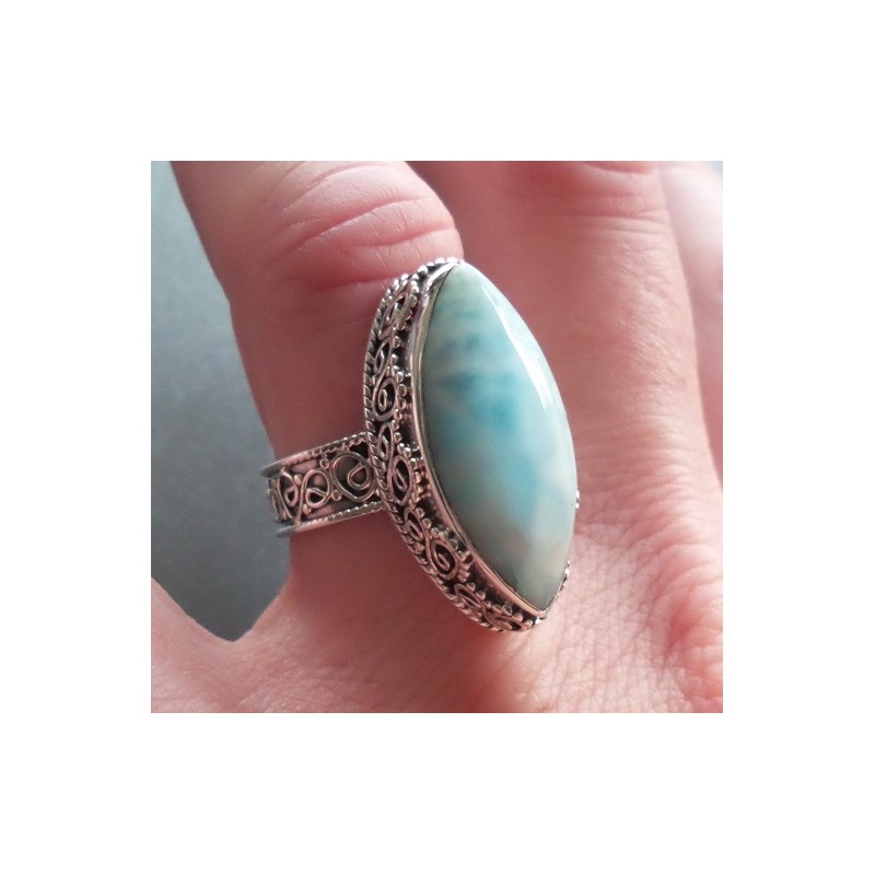 Zilveren ring gezet met marquise Larimar in bewerke setting 17.5