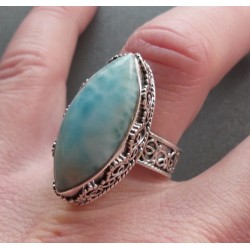 Zilveren ring gezet met marquise Larimar in bewerke setting 17.5