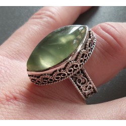 Zilveren ring met marquise Prehniet in bewerkte setting 17 mm